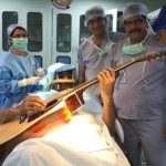 A cantat la chitară in timpul operației pe creier