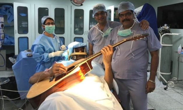 A cantat la chitară in timpul operației pe creier