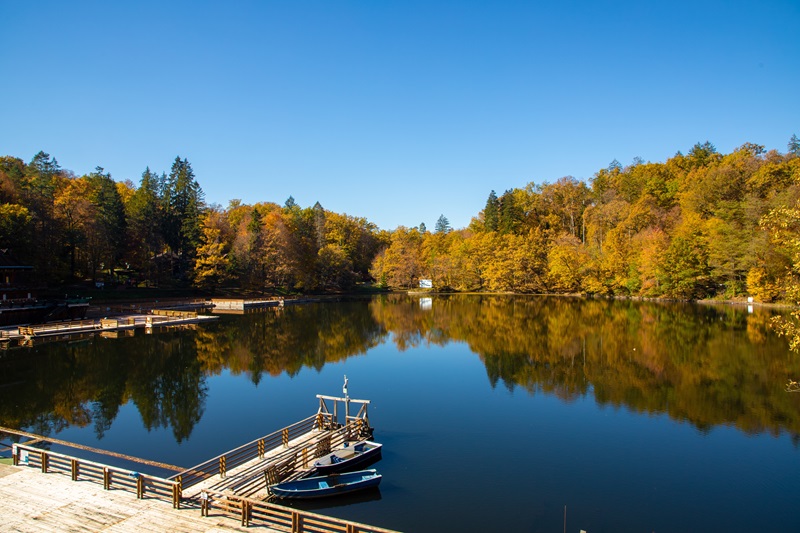 Lake,Ursu,From,Sovata,Resort,-,Romania,In,Autumn
